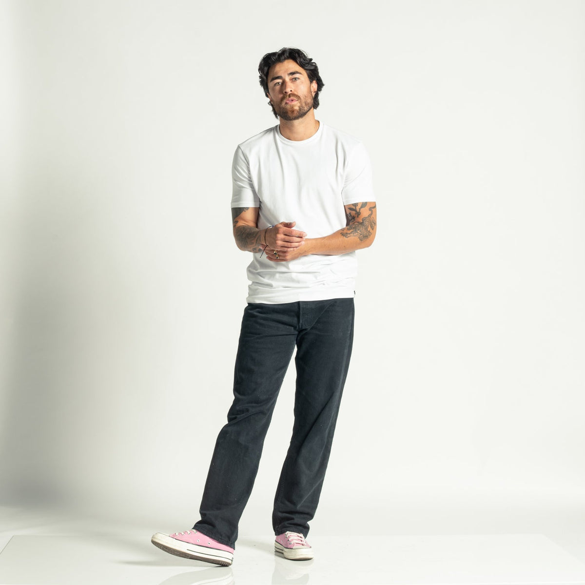 Man wearing a white basic crew neck T-shirt in 180 gsm GOTS organic cotton, Long Fit – Steve's Crew by LEBASQ